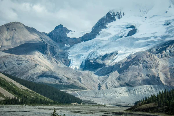 Kanada Kayalık Dağlarında Icefields Parkway Yaz Boyunca Güzel Dağ Manzarası — Stok fotoğraf