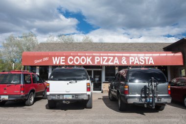 Tusayan, Arizona - 15 Mayıs 2018: Biz yemek Pizza ve makarna, uzun süredir devam eden restoran sağ boyunca South Rim, turistlerle çok popüler Grand Canyon Village dış görünümü