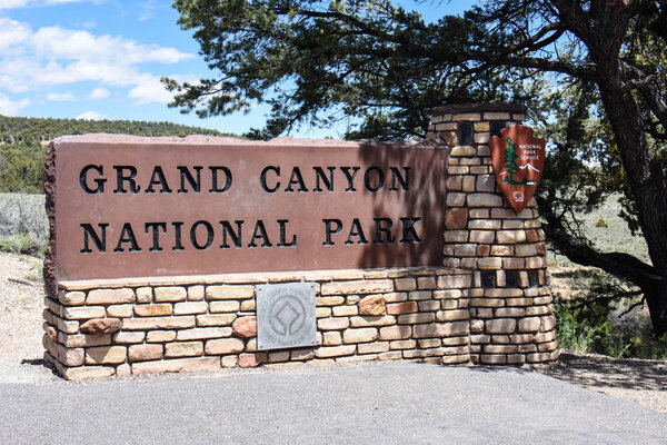 Гранд-Каньон, Аризона - 15 мая 2018 года: Распишитесь в сторону национального парка Гранд-Каньон, включенного в список Всемирного наследия, в солнечный день
