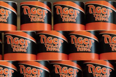 8 Ağustos 2018 - Mccarthy, Alaska: Eski marka güzel yığılmış ve Kennecott maden terk edilmiş genel markette organize kaplan Toliet doku kağıt