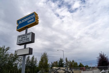 12 Ağustos 2018 - Fairbanks Alaska: Dış bir kapanış Blockbuster onun nihai tasfiye gün içinde video iz.