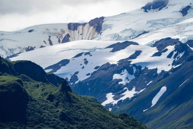 Güneşli bir günde dev bir buzul Katmai Milli Parkı'nda Alaska görünümünü