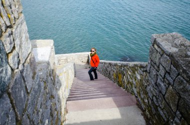Yetişkin kadın aşağı Rhode Island Cliff yürüyerek kırk merdivenlerinde bir bahar gününde yürür