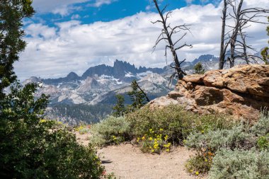 Mammoth Lakes California, Doğu Sierra Nevada dağlarında minare Vista bakış açısı için önde gelen iz