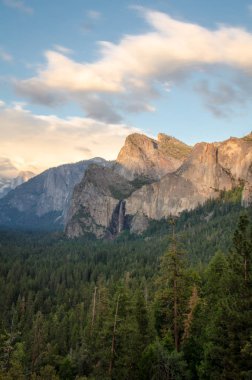 Gün batımından önce tünel görünümü Yosemite Ulusal Parkı'nda