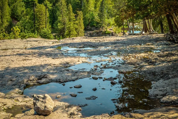 Salida Rocosa Del Lecho Del Río Agua Cerca Del Parque — Foto de Stock