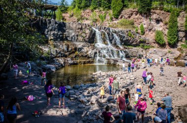 Duluth, Minnesota - 21 Ağustos 2018: Bektaşi üzümü Falls, popüler bir şelale Superior Gölü yakınındaki bir yaz gününde bir kalabalık ziyaretçi çeken.