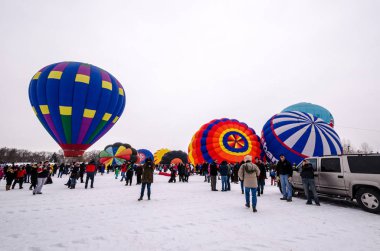4 Şubat 2018 - Hudson, Wisconsin: Renkli sıcak hava balonları hazırlamak Hudson sıcak hava ilişki kışın başlatmak için