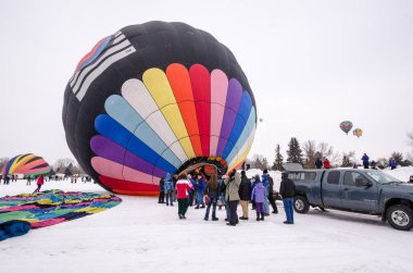 Renkli sıcak hava balonları kışın Hudson sıcak hava ilişki fırlatmaya hazır olun