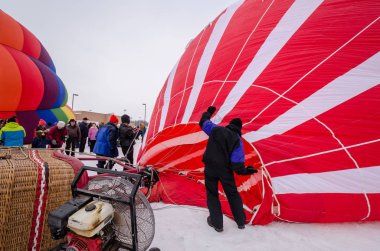 4 Şubat 2018 - Hudson, Wisconsin: Renkli sıcak hava balonları hazırlamak Hudson sıcak hava ilişki kışın başlatmak için