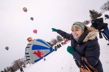 4 Şubat 2018 - Hudson, Wisconsin: Renkli sıcak hava balonları hazırlamak Hudson sıcak hava ilişki kışın başlatmak için. Balonlar kadın gösteriyor. Perspektif için sanatsal açı