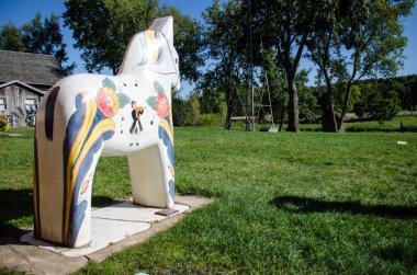 30 Ağustos 2018 - Scandia, Minnesota: Geleneksel boyalı ve dekore edilmiş Dala Atı Ahşap Heykel Minnesota kasaba İsveç ve Norveç kültürünü gösterir