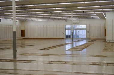 7 Nisan 2016 - yeni bir umut, Minnesota: İç iş Satılık bir gitmekten son gün boyunca bir Kmart deposunun. Kaç Kmart perakende satış mağazaları Kardes sehirleri metro alanında kalır