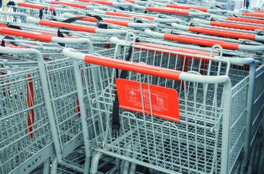 4 Nisan 2018 - Minneapolis, Mn: müşteriler için bekleyen bir kapatma Kmart mağaza, dizilmiş alışveriş arabaları