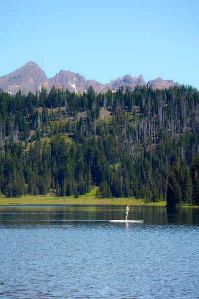 Mujer Adulta Levanta Sup Stand Paddle Board Lago Día Caluroso — Foto de Stock