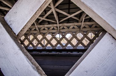 Ashuelot nehir ve Bolton Road Winchester New Hampshire içinde kafes iş ayrıntılı Ashuelot kapalı köprü üzerinde haçlar