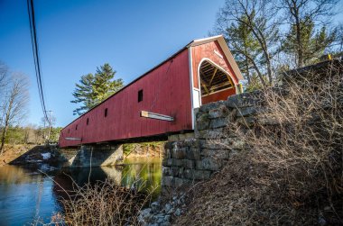 Carlton kapalı köprü Swanzey New Hampshire'da Ashuelot nehrin üstünden geçiyor..