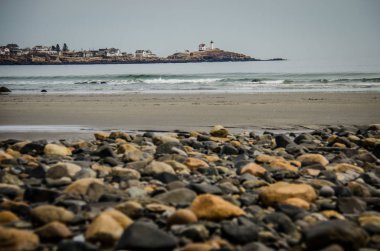 Kayalık sahil boyunca Atlantic coast Maine Portland, yakındaki bir bulutlu bahar gününde. Arka planda Portland kafa feneri