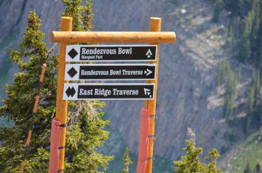 22 Haziran 2017 - Jackson Hole, Wyoming: İşaretlere siyah elmas ve Jackson Hole yokuş aşağı kayak merkezi yaz ayları boyunca çift siyah elmas çalışır. Kayak sezonu çalışır sadece uzman.