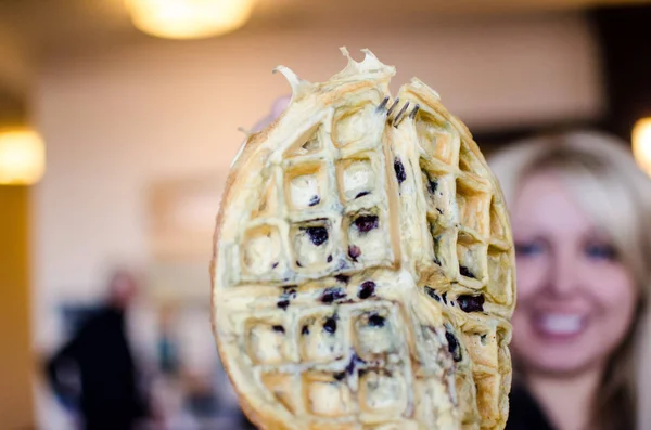 Honan Håller Upp Frukost Mat Blueberry Waffle Med Gaffel Avsiktligt — Stockfoto