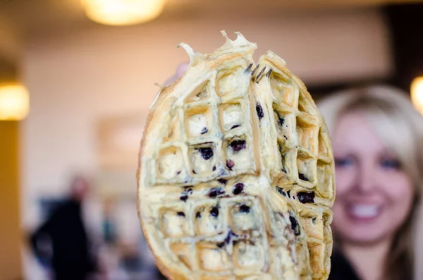 Das Weibchen Hält Eine Frühstückswaffel Mit Einer Gabel Hoch Absichtlich — Stockfoto