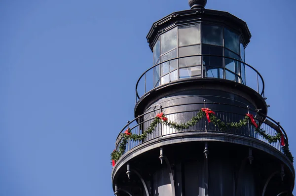 Jakt Island Lighthouse South Carolina Inredda För Jul Mot Blå — Stockfoto