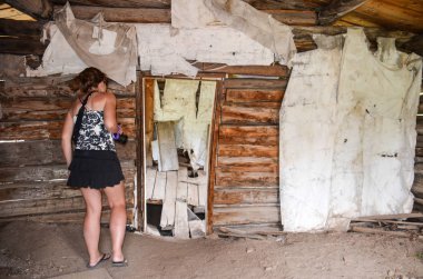 Kadın kentsel explorer madenciler zevk Wyoming bir terk edilmiş binada iç inceler