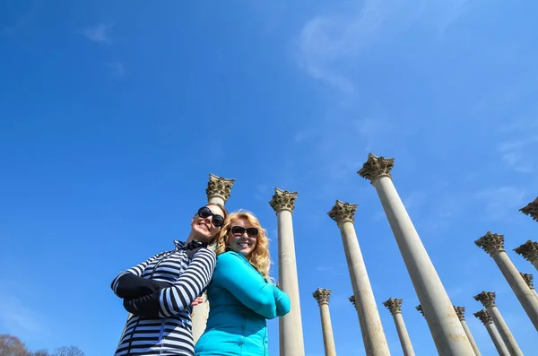 Spazio Negativo Due Giovani Donne Adulte Piedi Con Braccia Incrociate — Foto Stock