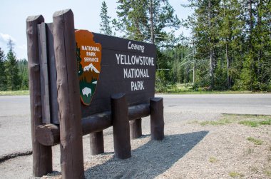 Yellowstone, Wyoming - 1 Temmuz 2018: Yellowstone Milli Parkı ayrılıyorlar Parkı ziyaret edenler bildiren işareti
