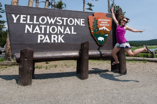 Yellowstone, Wyoming - 1 Temmuz 2018: İşareti Yellowstone Milli Parkı için - bir kadın olarak turist için işareti önünde sevinç atlar