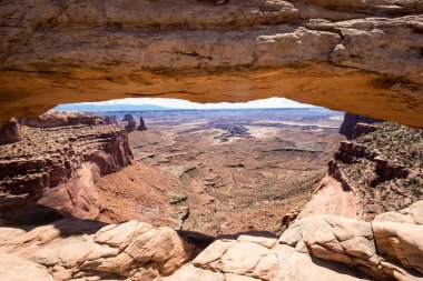 Ünlü Mesa Arch Canyonlands Milli Parkı Utah görünümünü kapat