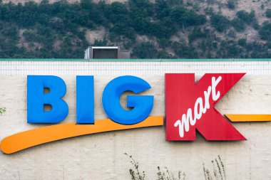 14 Temmuz 2017 - Dalles, Oregon: İşareti bir büyük K Kmart perakende mağaza için. Kmart, Sears Holding tarafından sahibi olduğu giderek mağazaları son birkaç yıl içinde kapanış.