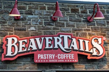 Banff, Alberta Kanada - Janurary 19, 2019: İşareti Beavertails, ünlü pasta ve kahve dükkanı Kanada'da çok popüler bulunan turistler ile tedavi.