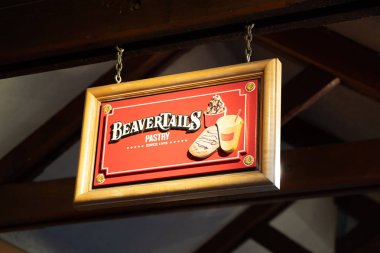 Banff, Alberta Kanada - Janurary 19, 2019: İşareti Beavertails, ünlü pasta ve kahve dükkanı Kanada'da çok popüler bulunan turistler ile tedavi.