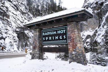 Radyum kaplıcalar, British Columbia, Kanada - Janurary 20, 2019: karşılama ziyaret edenler için radyum kaplıcalar kışın imzalamak.