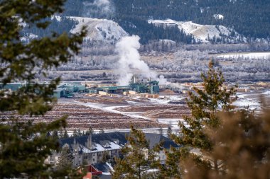 Radyum Hot Springs, British Columbia Kanada hava citycape görünümünde konut ve kereste fabrikası doğal bir çerçeve ile kış