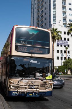 Las Vegas, Nevada - 13 Ekim 2017: Çift katlı Deuce otobüs yolcuları şehir Las Vegas alır. Bu turistler Fremont Street deneyimi şerit ziyaret etmek için popüler bir yoldur