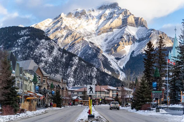 Banff, Alberta Kanada - 21 Ocak 2019: Görünüm şehir merkezindeki Banff National Park, Unesco Dünya Mirası, sırasında belgili tanımlık kış. Cascade dağ arka planda