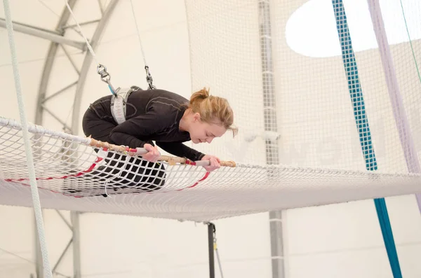 Adult Female Lands Net Preparing Dismount Flying Trapeze School Indoor — Stock Photo, Image