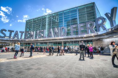 New York, Ny - 30 Haziran 2018: Staten Adası Feribot Terminali'ne Battery Park Manhattan dış görünümü. Balık gözü lens görünümü