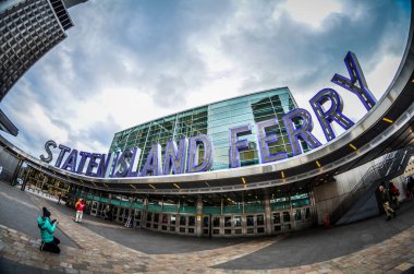 New York, Ny - 30 Aralık 2017: Staten Adası Feribot Terminali'ne Battery Park Manhattan dış görünümü. Balık gözü lens görünümü