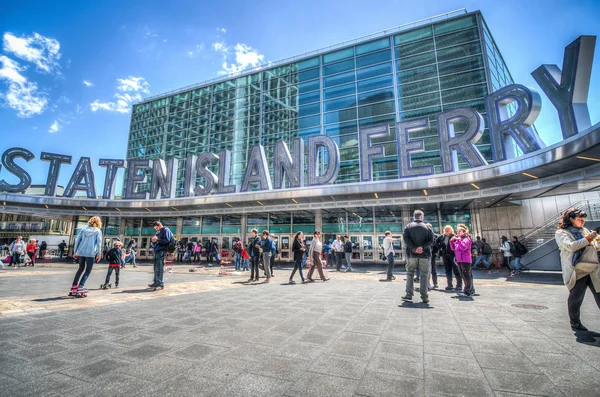 New York, Ny - 30 Haziran 2018: Staten Adası Feribot Terminali'ne Battery Park Manhattan dış görünümü. Balık gözü lens görünümü