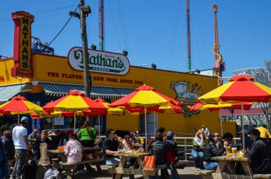 1 Haziran 2017 - Brooklyn, New York: Piknik alanı dışında orijinal Nathan'ın Coney Island boardwalk, New York sosisde tablolarla.