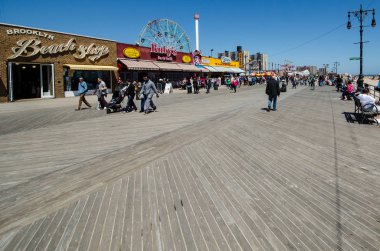 Brookyln, New York - 10 Mayıs 2018: geniş açı görünümünü Coney Island Boardwalk New York'ta bir bahar gününde