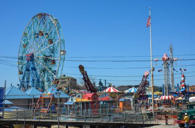Brookyln, New York - 10 Mayıs 2018: Bir inşaat firmasında Coney Adası eğlence parkı çevre Luna parkta dışında bir bahar gününde tarafından desteklenmektedir