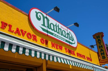 1 Haziran 2018 - Brooklyn, New York: Nathan'ın Hot Dog oturum açma Coney Island boardwalk, New York, yakın.