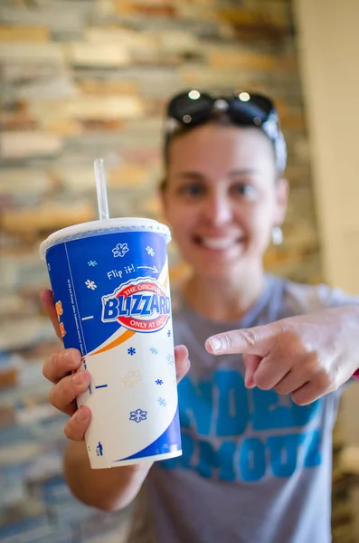 Keystone Junio 2018 Mujer Sosteniendo Una Taza Bebida Una Dairy — Foto de Stock