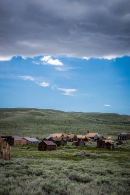 Bodie Kaliforniya'nın terk edilmiş hayalet kasaba binalarda. Bodie Sierra Nevada dağlarında bir meşgul, yüksek yükseklik altın maden kasabası 1900'lerin başlarında idi.