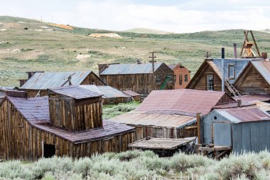 Bodie Kaliforniya'nın terk edilmiş hayalet kasaba binalarda. Bodie Sierra Nevada dağlarında bir meşgul, yüksek yükseklik altın maden kasabası 1900'lerin başlarında idi.