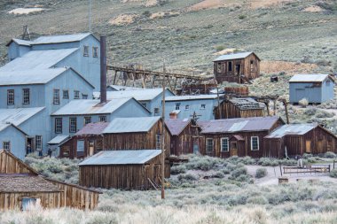 Bodie Kaliforniya'nın terk edilmiş hayalet kasaba binalarda. Bodie Sierra Nevada dağlarında bir meşgul, yüksek yükseklik altın maden kasabası 1900'lerin başlarında idi.